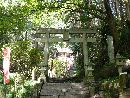 厳島神社参道に設けられた石鳥居と石造社号標