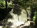 厳島神社境内にある「弁慶の手割石」