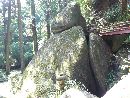 厳島神社社殿から見る「胎内潜り石」と石燈篭