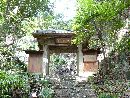 浄因寺参道石段から見上げた山門