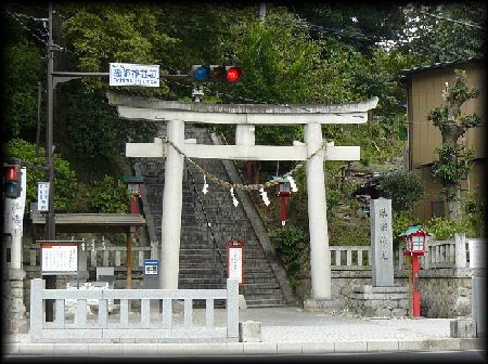 織姫神社境内正面に設けられた大鳥居と石造社号標