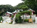 織姫神社境内から見上げた社殿全景と石垣