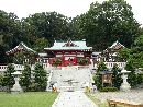 織姫神社参道石畳みから見た社殿全景と玉垣