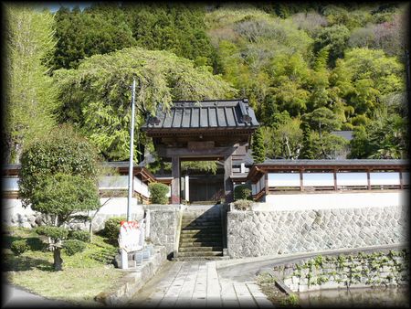 ���c���Q���Ώ�݂��猩���A�R��ƐΊ_�Ɠy��