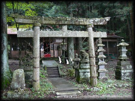 板室温泉神社境内に設けられた大鳥居と石造多層塔と石造狛犬