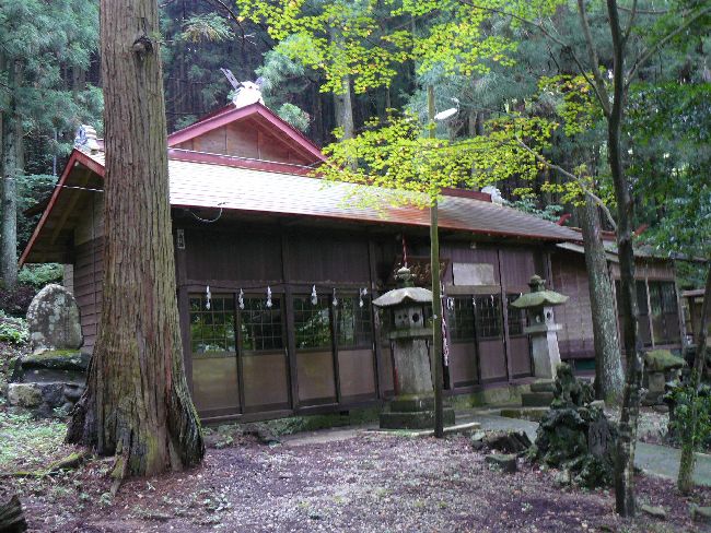 板室温泉神社拝殿左斜め前方と石燈篭と石碑