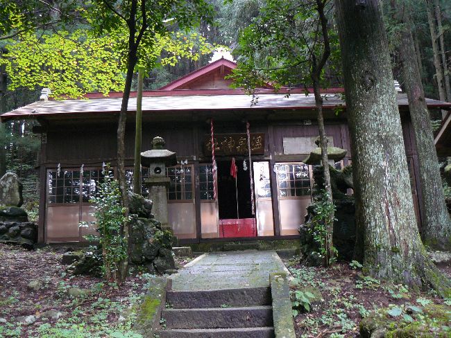 板室温泉神社参道石段から見上げた拝殿