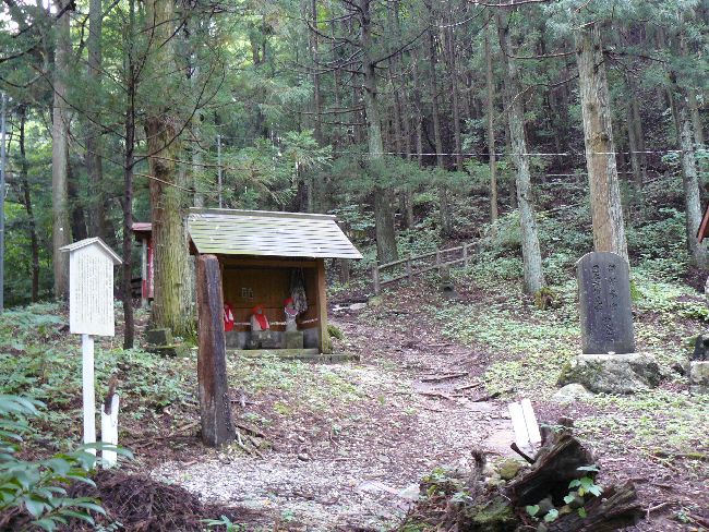 板室温泉神社参道沿いにある地蔵と石碑