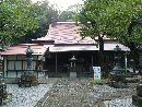 高勝寺参道石畳みから見た本堂と銅製燈篭