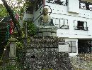 高勝寺参道石段沿いにある銅製大仏