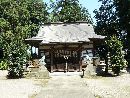 磯山神社参道から見た拝殿と石造狛犬