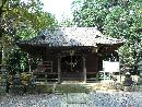 生子神社参道石畳みから見た拝殿と石造狛犬