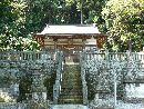 楡木神社参道から見た石造狛犬と石垣と石燈篭