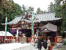 稲葉正成と縁がある大前神社拝殿右斜め前方と天水桶