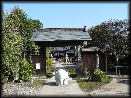 ��y�����ʂɐ݂���ꂽ�R��Əۂ̐Α�