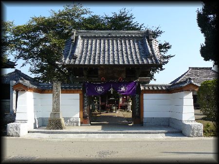 �p�����������ʂɐ݂���ꂽ�R��Ɠy���ƐΑ������W