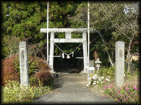 戸隠神社境内正面に設けられた石柱山門