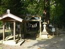 戸隠神社境内に設けられた手水舎と手水石