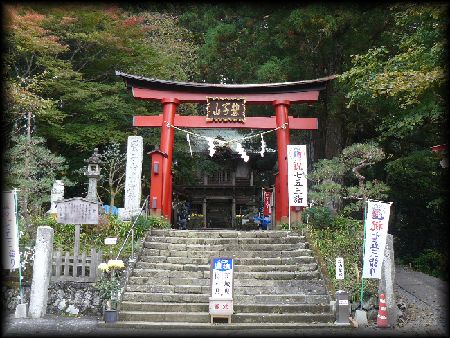 鷲子山上神社境内正面に設けられた朱色の大鳥居と石造社号標