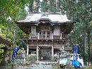 鷲子山上神社参道石畳みから見た随身門（安養閣）と石燈篭と石造狛犬
