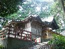 鷲子山上神社石段の上に鎮座している拝殿と本殿