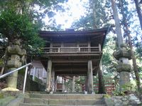 鷲子山上神社境内に設けられた神門と石燈篭