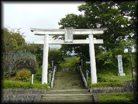 那須温泉神社境内正面に設けられた大鳥居と石造社号標
