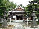 那須温泉神社境内から見た拝殿正面と石燈篭