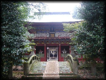 那須神社参道に設けられた石造神橋と随身門（楼門）