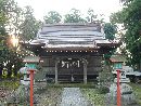 間中稲荷神社参道から見た石造狛犬と石燈篭と木製燈篭