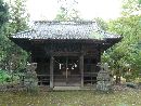 大川島神社境内から見た拝殿正面と石造狛犬