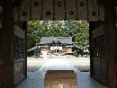 須賀神社随身門から見た境内と賽銭箱