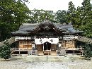 須賀神社境内から見た拝殿正面と提灯