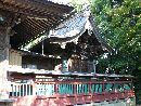 人丸神社本殿と幣殿と派手に着色されている透塀