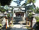 一瓶塚稲荷神社参道石畳みから見た立派な銅製鳥居と石燈篭