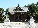 一瓶塚稲荷神社拝殿正面と神域を守る石造狛狐