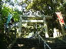 唐沢山神社石段から見た石鳥居と燈篭とのぼり旗