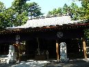 唐沢山神社拝殿と前を向いている石造狛犬
