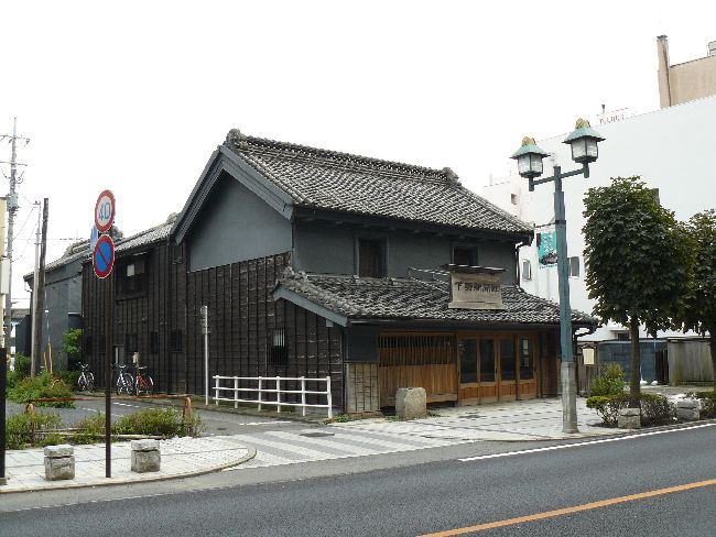 ����V����