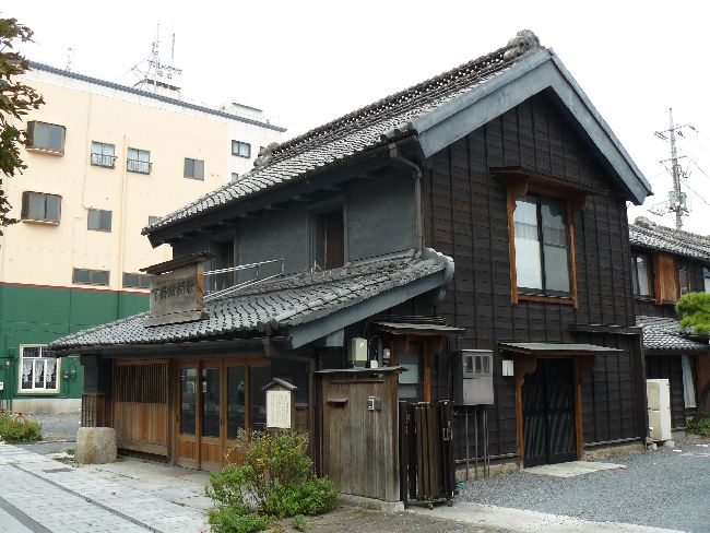 ����V����