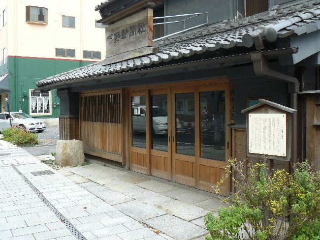 ����V����