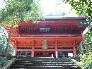 太平山神社石段から見上げた朱色の随神門（旧仁王門）