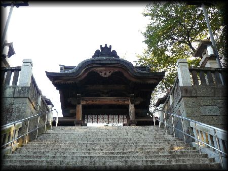 二荒山神社参道石段から見上げた神門と玉垣