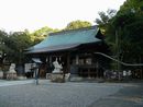 二荒山神社拝殿右斜め前方と銅製天水桶