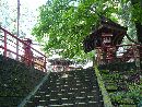 羽黒山神社垣間見える拝殿と手水舎