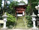 塩谷惟頼と縁がある木幡神社参道石段前に置かれている立派な石燈篭