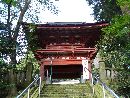 木幡神社石段から見上げた格式のある神門（楼門）と玉垣