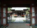 木幡神社神門（楼門）から見た静寂な境内