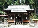 木幡神社石畳から見た拝殿正面と結界である石造狛犬